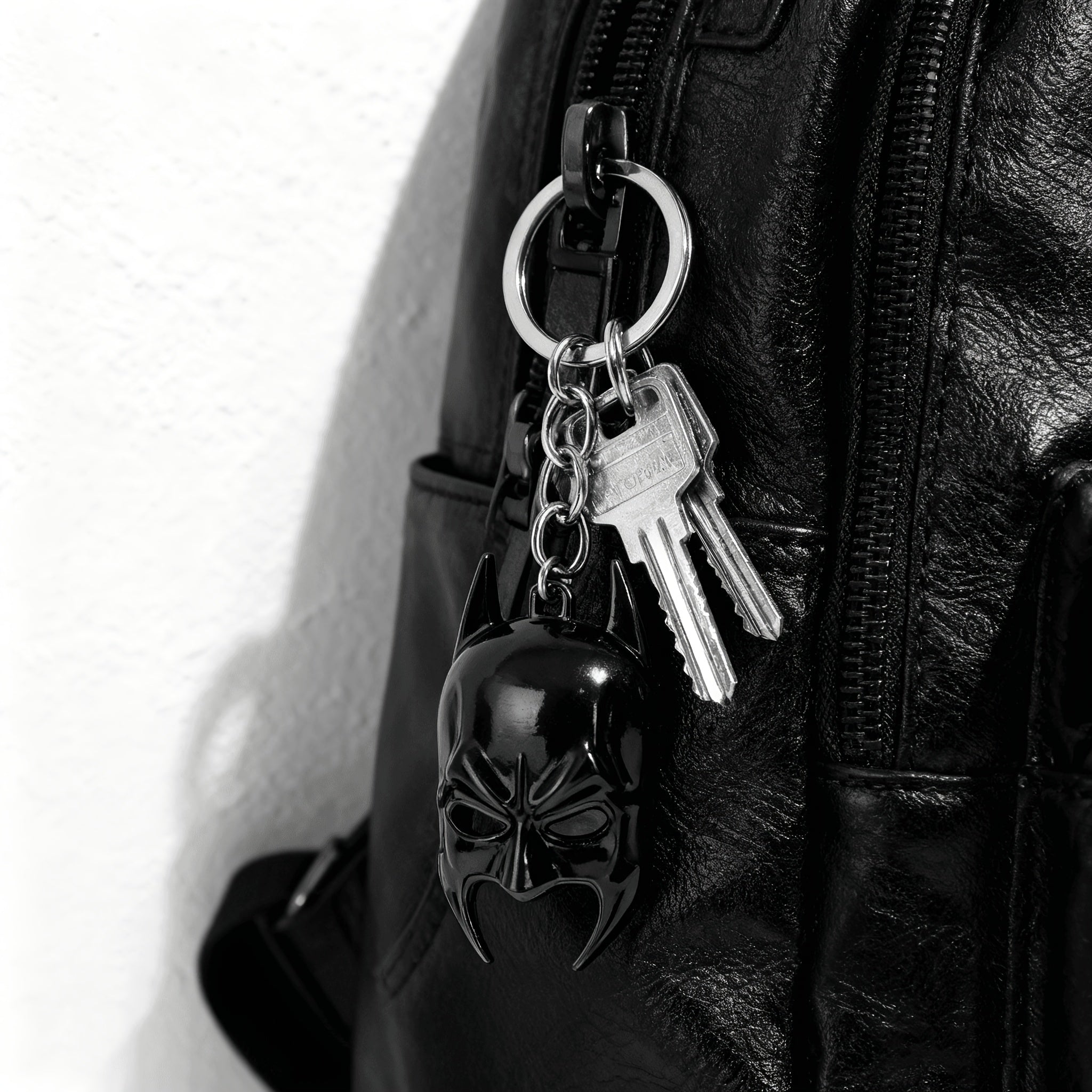 {Officially Licensed} 1 pc Justice League Cool Batman Mask Keychain - Durable Metal Keychain, Collectible Gift for Fans - Birthday Party Accessories, Car Decor Key Ring, Can be Used for Keys, Bags, Phone Charms, Christmas | New Year Gift