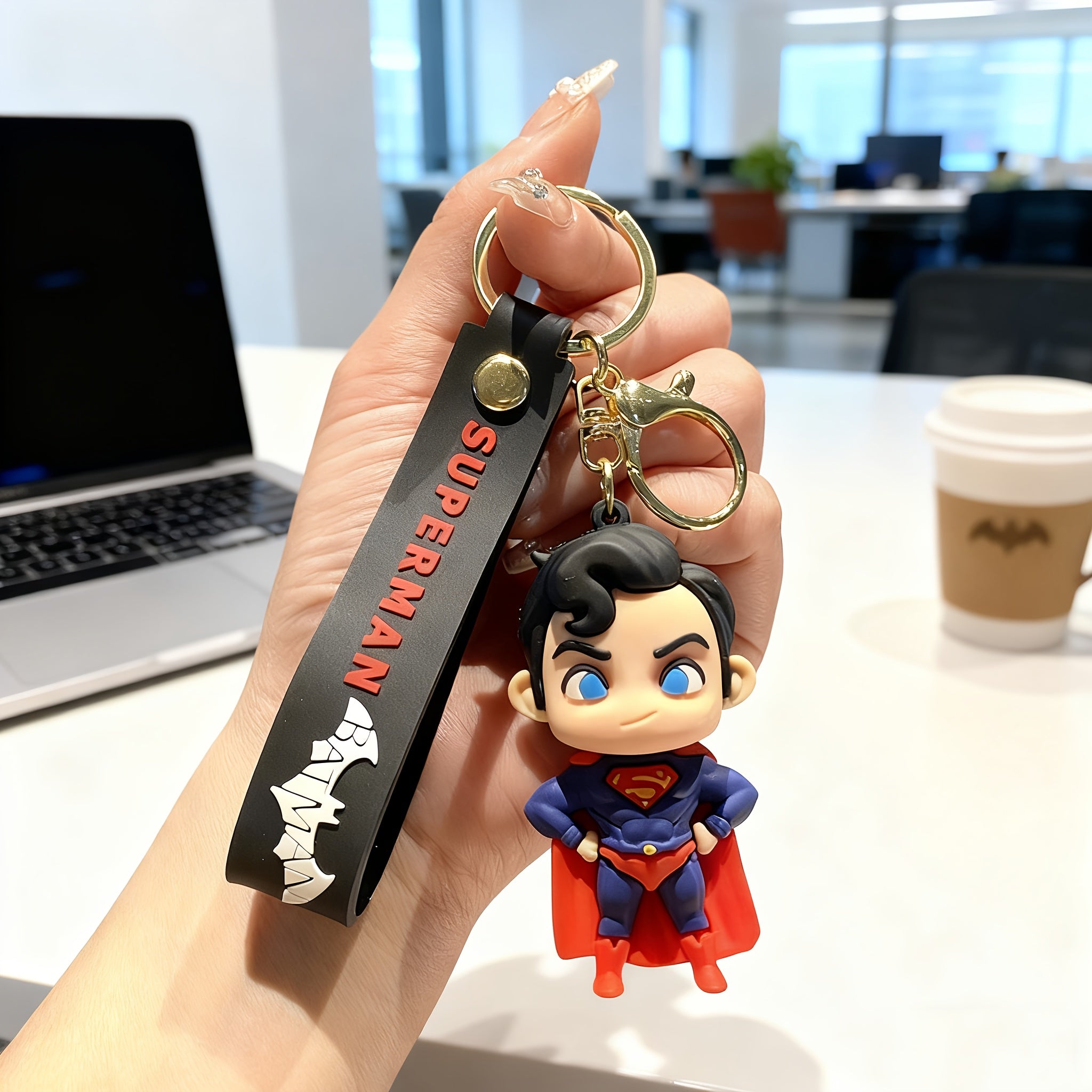 {Officially Licensed} 1 pc Justice League Superman character keychain, exquisite charm with metal clasp, suitable for backpacks, car accessories, and Christmas gifts. Durable metal and PVC material, a travel essential, fun design | Durable keychain