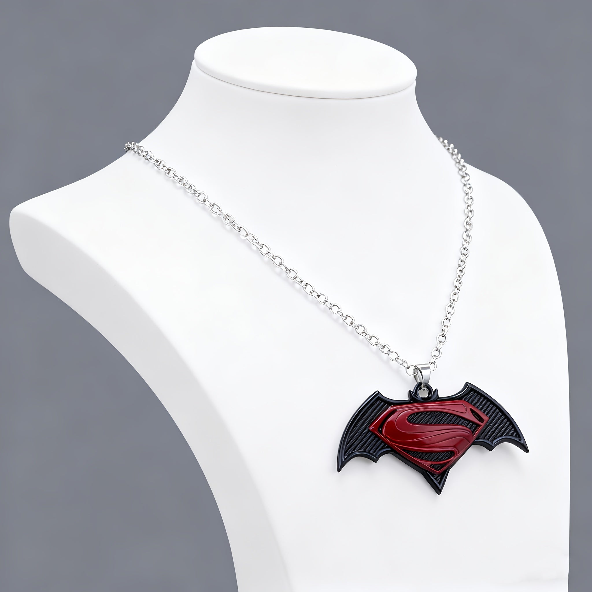 {Officially Licensed} 1 pc Justice League Batman and Superman Themed Pendant Necklace, fashionable chain, sweater chain, all-season accessory, superhero decoration, durable pendant, ideal gift for birthday parties, suitable for Christmas gifts.