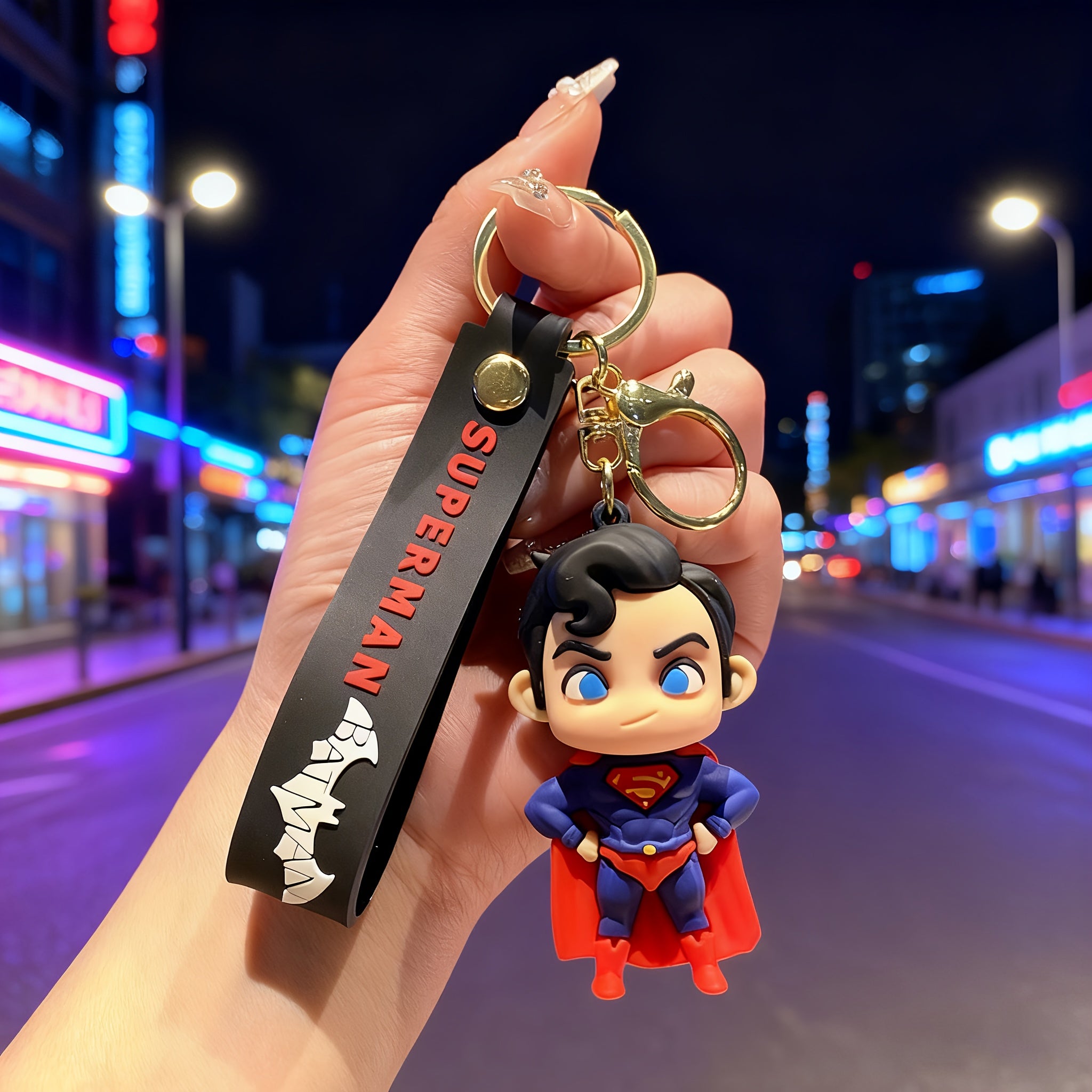 {Officially Licensed} 1 pc Justice League Superman character keychain, exquisite charm with metal clasp, suitable for backpacks, car accessories, and Christmas gifts. Durable metal and PVC material, a travel essential, fun design | Durable keychain