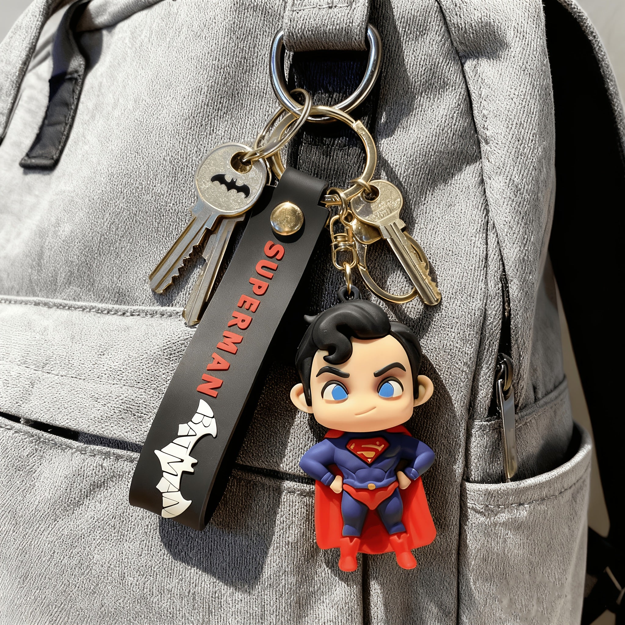 {Officially Licensed} 1 pc Justice League Superman character keychain, exquisite charm with metal clasp, suitable for backpacks, car accessories, and Christmas gifts. Durable metal and PVC material, a travel essential, fun design | Durable keychain